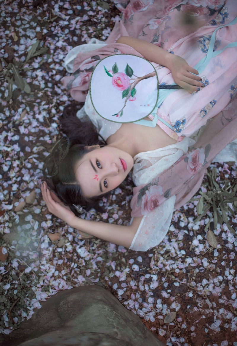 樱花树下的明艳古装美女温婉恬静  第8张
