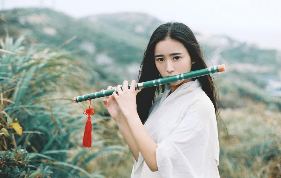 古风美女古装长笛野外长发飘逸  第6张