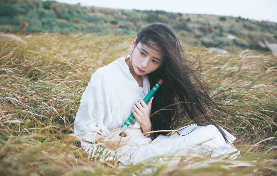 古风美女古装长笛野外长发飘逸  第7张