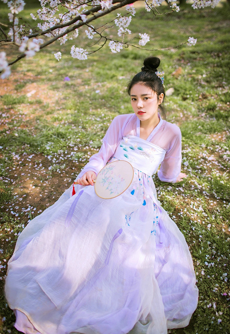 古装美女古风清新与花媲美