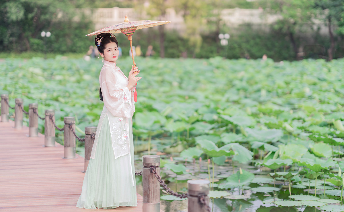 荷塘池旁古装美女透视白纱长裙优雅文艺图片  第7张