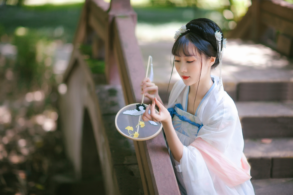 白衣古装美女高盘发髻妩媚红唇曼妙身姿户外写真  第10张