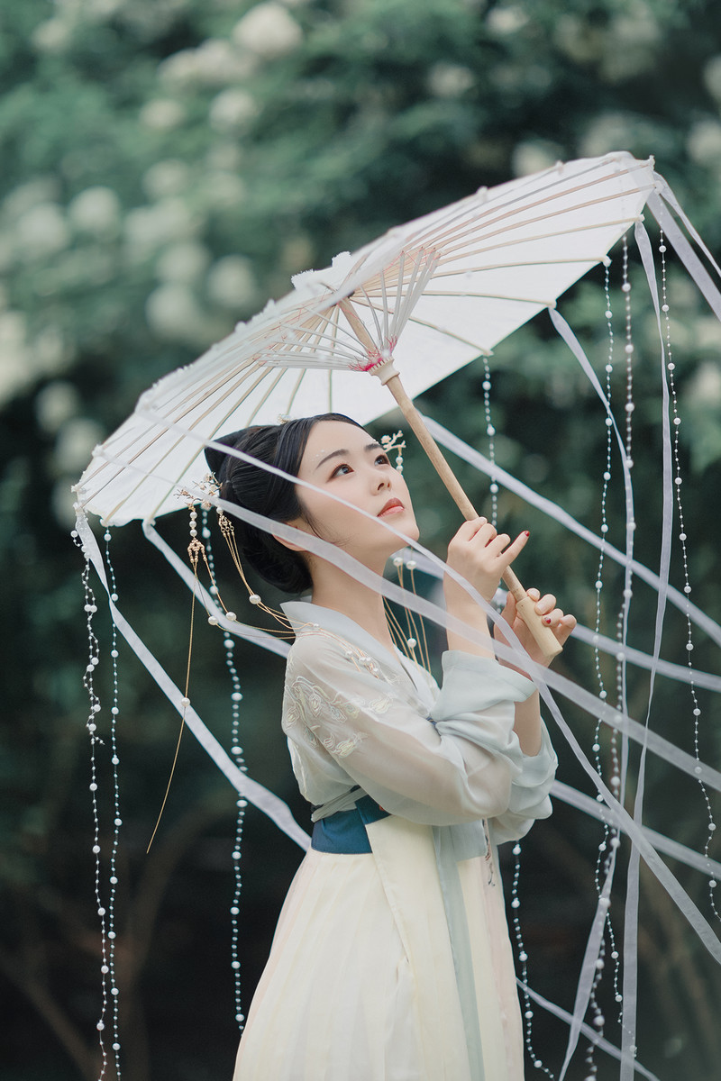 撑纸伞的汉服美女雨中唯美梦幻小清新古装写真  第1张