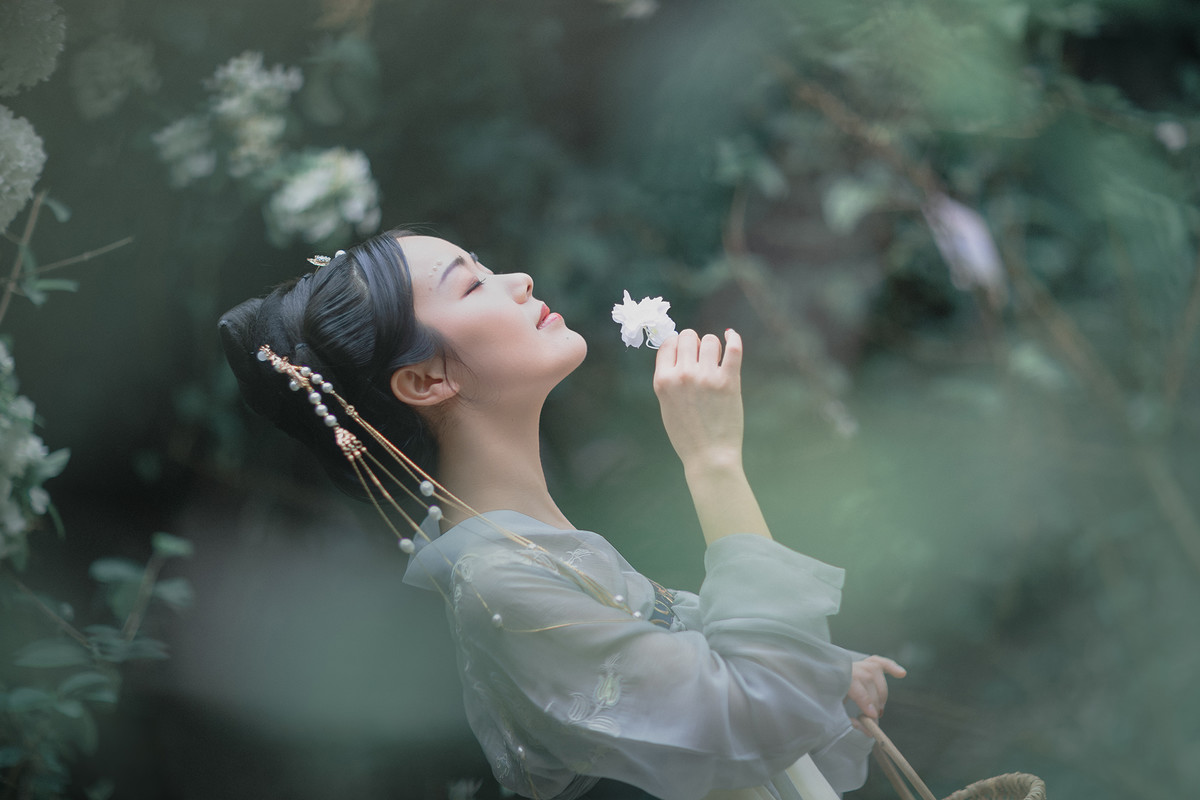 撑纸伞的汉服美女雨中唯美梦幻小清新古装写真  第4张