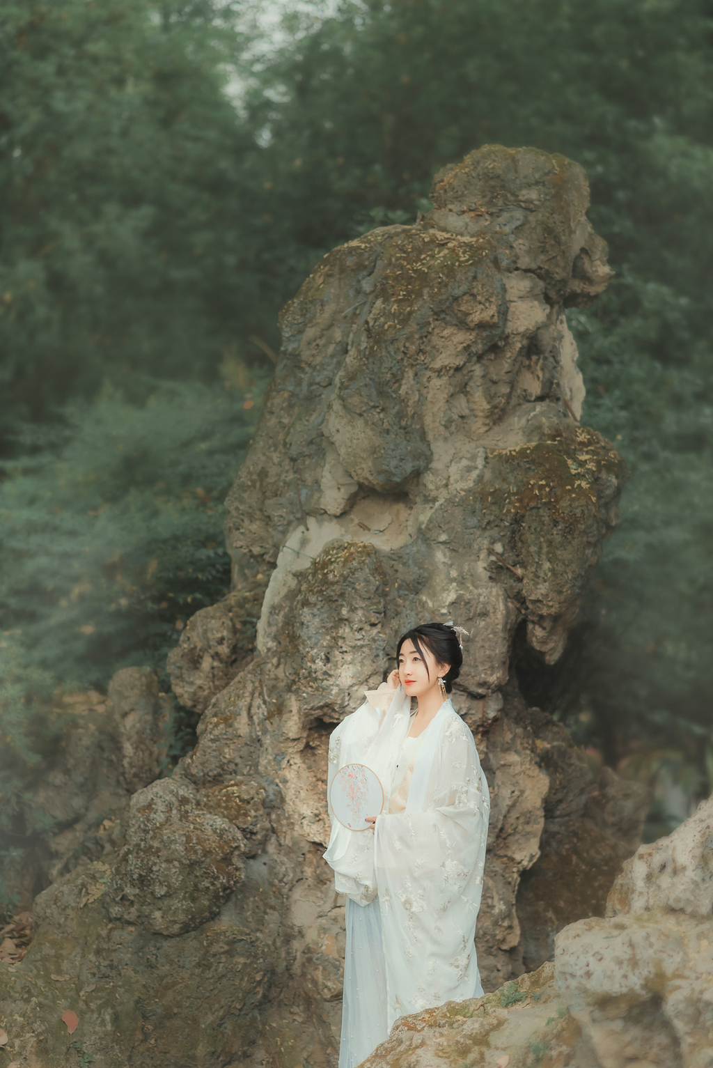 白衣古装美女手持罗扇红唇雪肤气质脱俗唯美写真  第10张