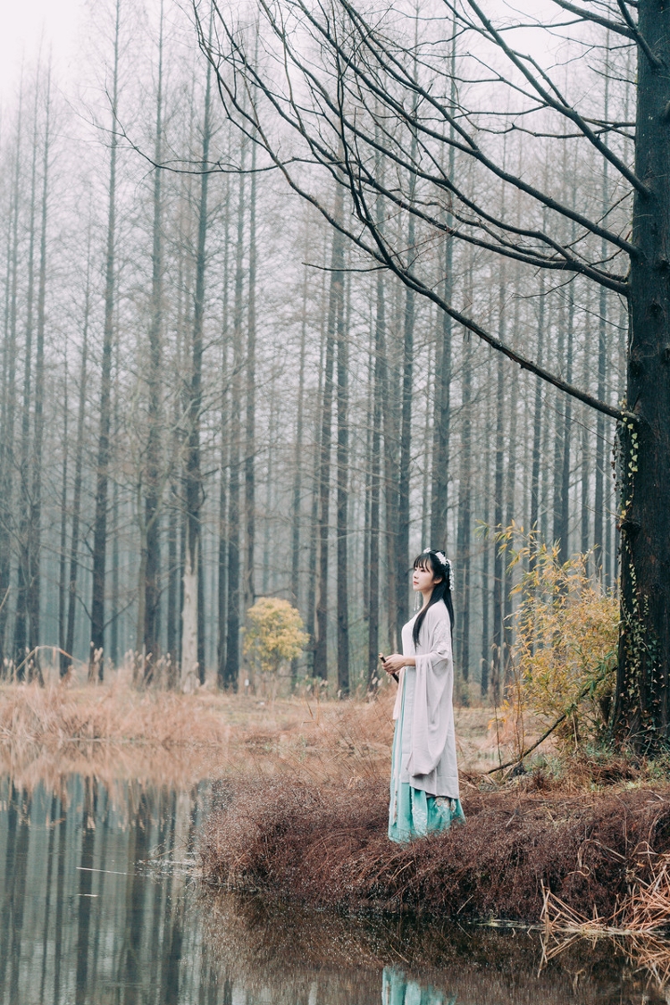 河岸古风美女优雅唯美写真图片  第1张