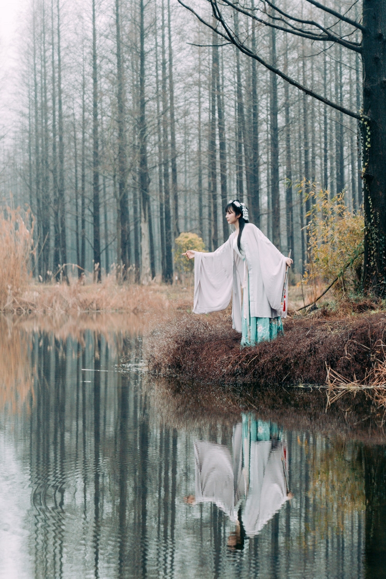 河岸古风美女优雅唯美写真图片  第3张