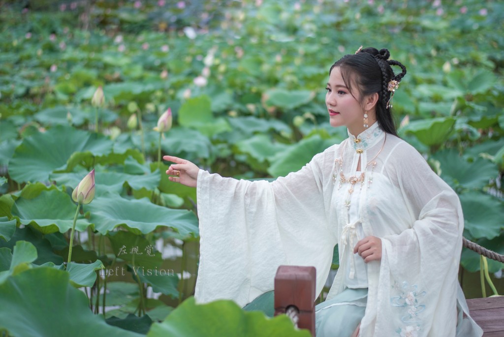 性感古装美女倾国倾城白衣罗裙窈窕身姿荷塘写真  第2张