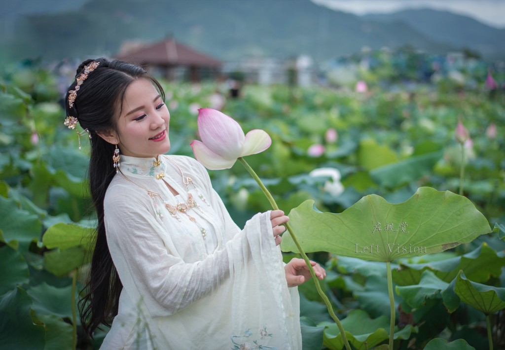 性感古装美女倾国倾城白衣罗裙窈窕身姿荷塘写真  第7张