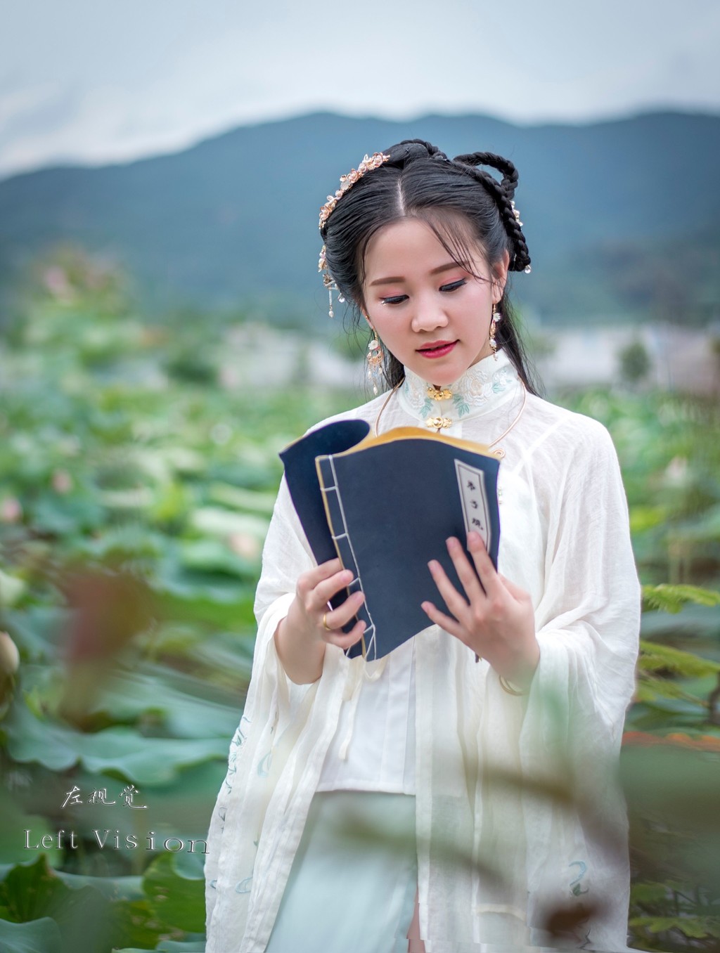 性感古装美女倾国倾城白衣罗裙窈窕身姿荷塘写真  第8张