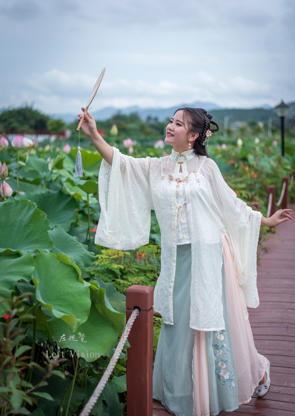 性感古装美女倾国倾城白衣罗裙窈窕身姿荷塘写真  第9张