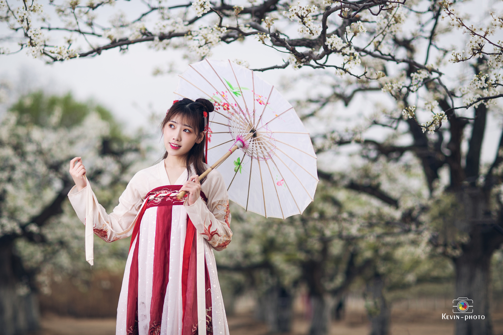 高清古装美女漂亮脸蛋迷人笑容置身花丛唯美写真  第10张