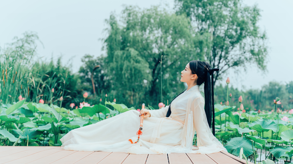 古装美女一袭白衣乌黑长发容貌俏丽身姿丰腴写真  第2张