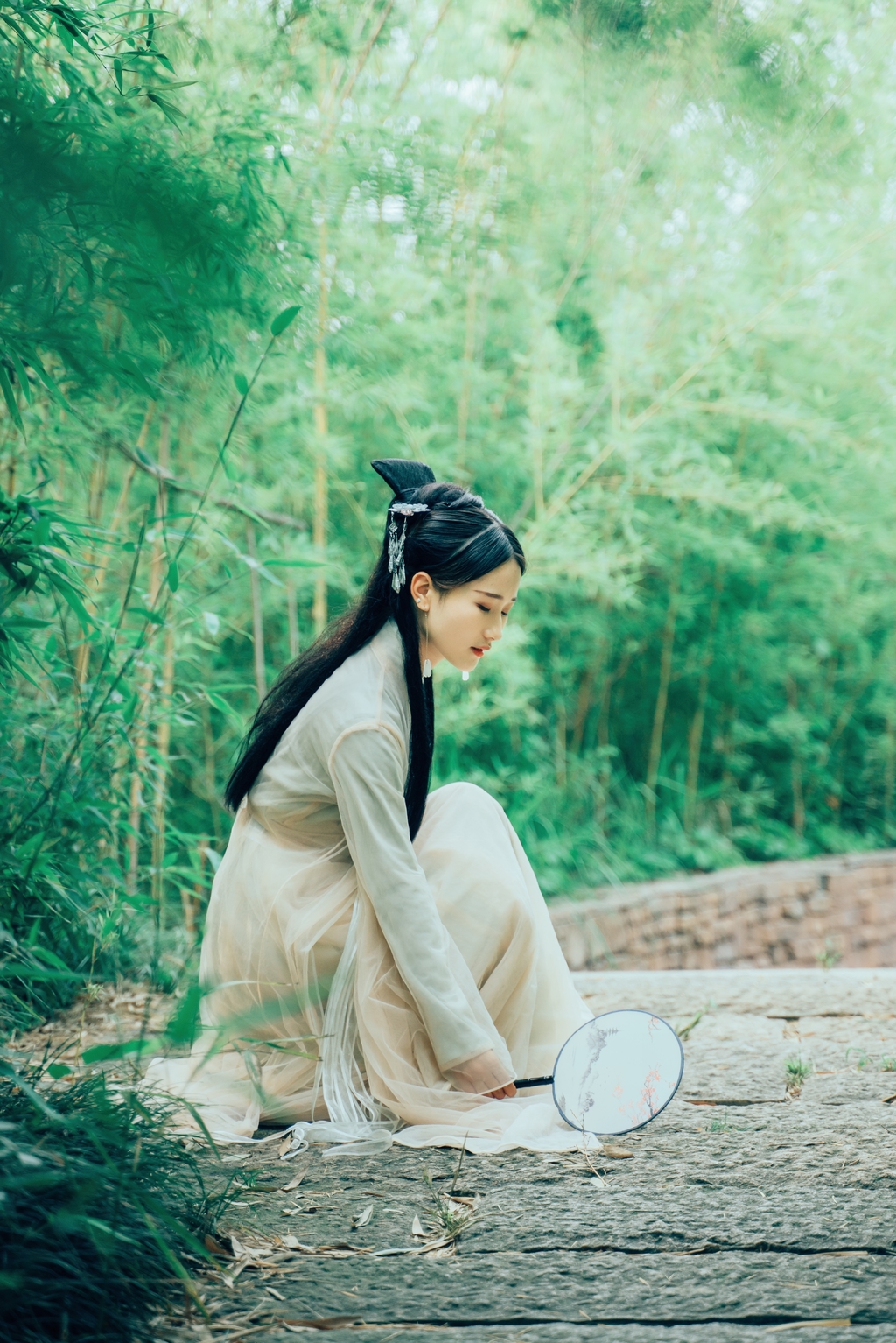 古装美女一袭白衣乌黑长发容貌俏丽身姿丰腴写真  第4张