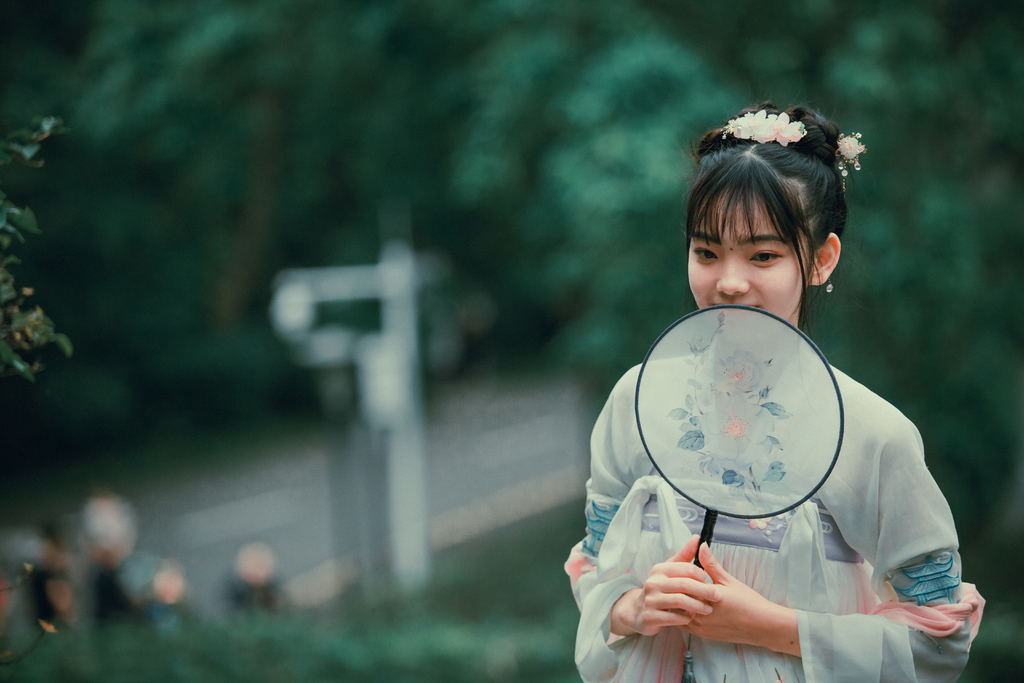 高清古装美女高盘发髻汉服霓裳手持罗扇户外写真  第3张