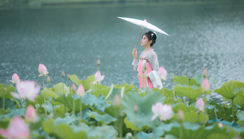 古装第一美女高盘发髻手撑油纸伞漫步荷塘艺术写真  第2张