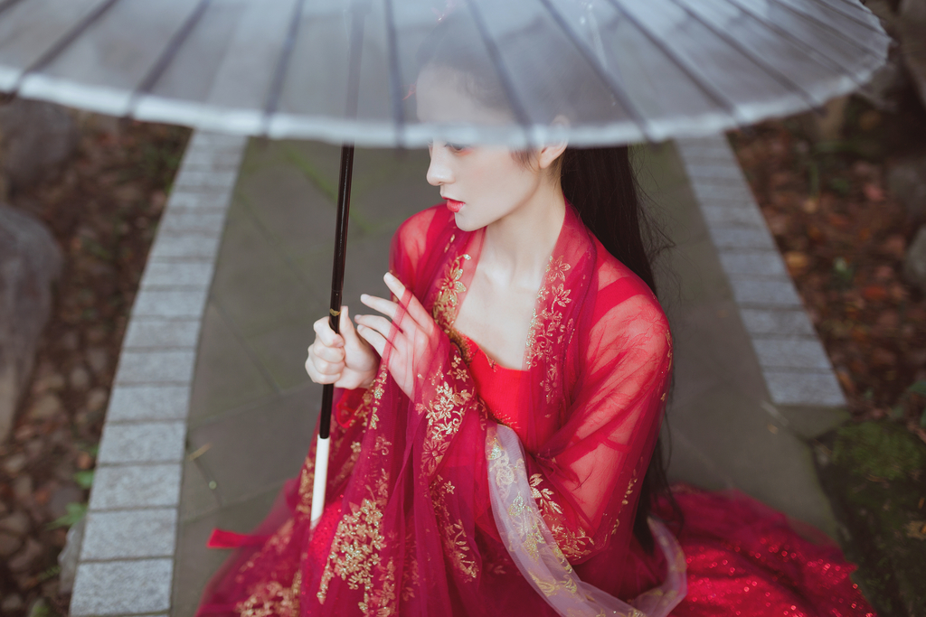 古装电视剧美女红装素裹长发及腰红唇雪肤唯美写真  第7张