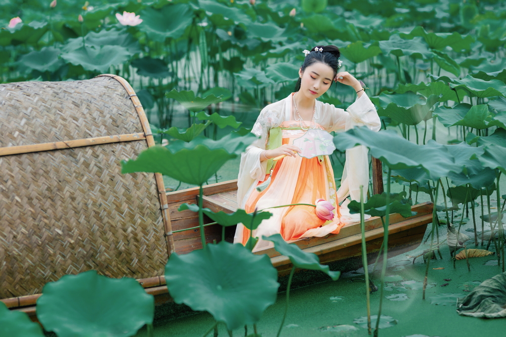 高清古装美女及腰长发婀娜身姿摇曳裙摆荷塘写真  第2张