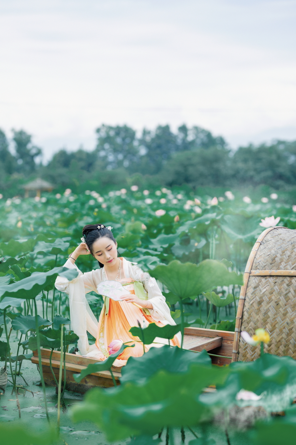 高清古装美女及腰长发婀娜身姿摇曳裙摆荷塘写真  第4张