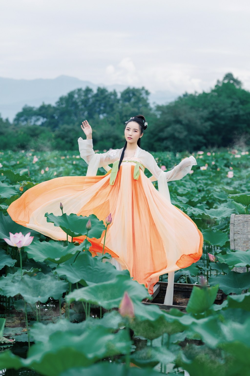 高清古装美女及腰长发婀娜身姿摇曳裙摆荷塘写真  第7张