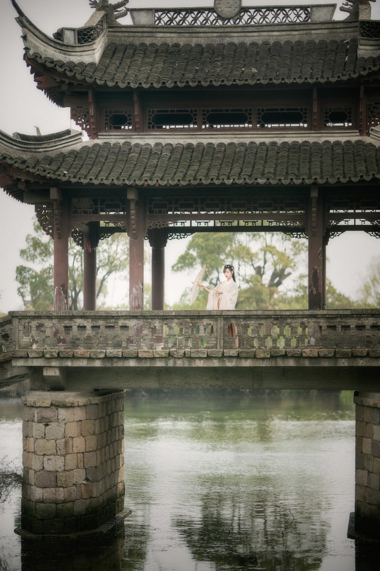 名媛气质古装美女大小姐街拍悠闲自然朦胧风格清纯写真  第10张