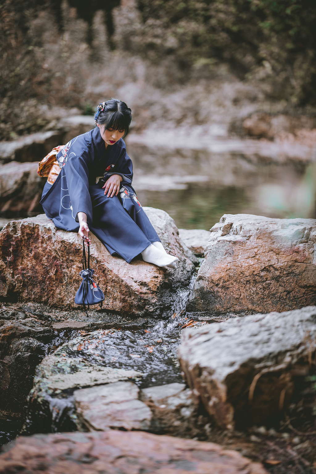 日式和服美女复古红唇皮肤白皙苗条身材户外写真  第2张