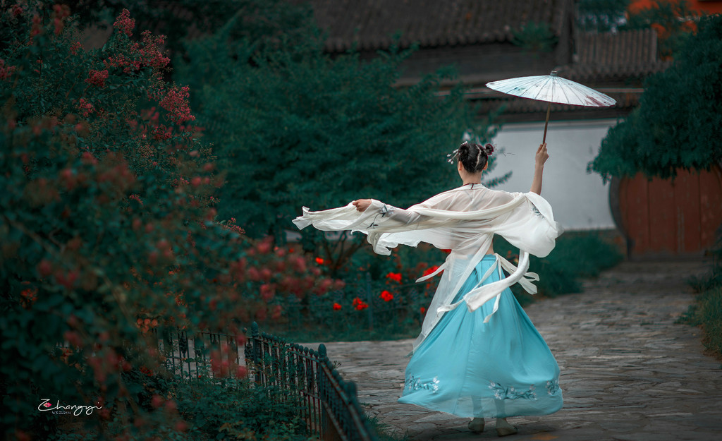 古装红肚兜美女撑雨油伞弹琵琶傲人身姿户外写真  第7张