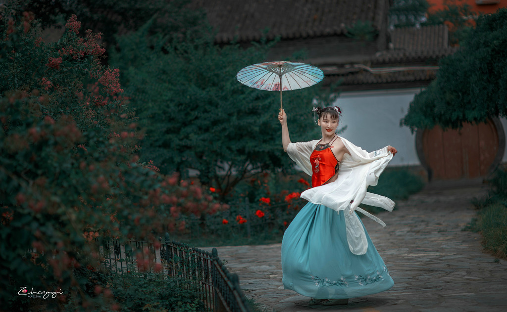 古装红肚兜美女撑雨油伞弹琵琶傲人身姿户外写真  第8张