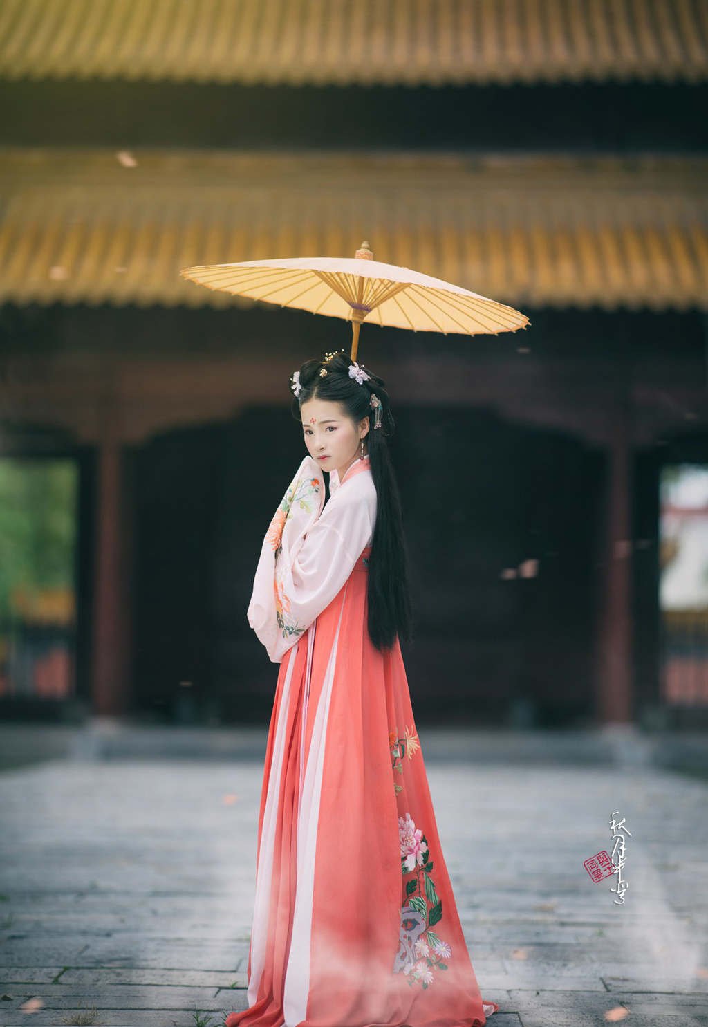 古装电视剧美女褒衣广袖高盘发髻手持罗扇唯美写真  第2张