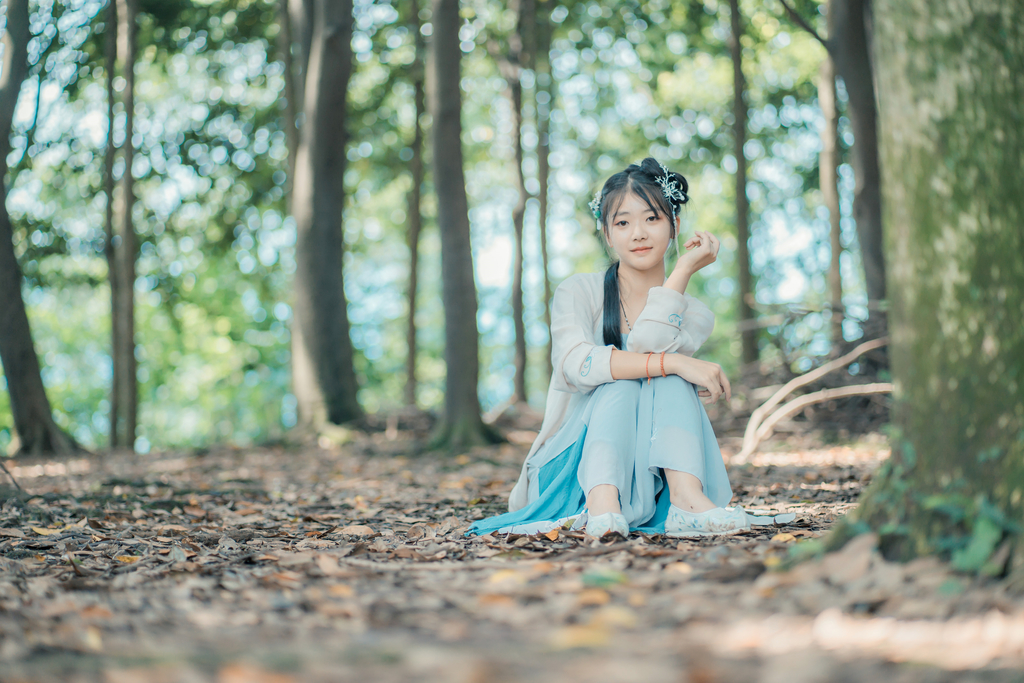 高清古装美女青衣白裙垂肩发束手持罗扇唯美写真  第1张