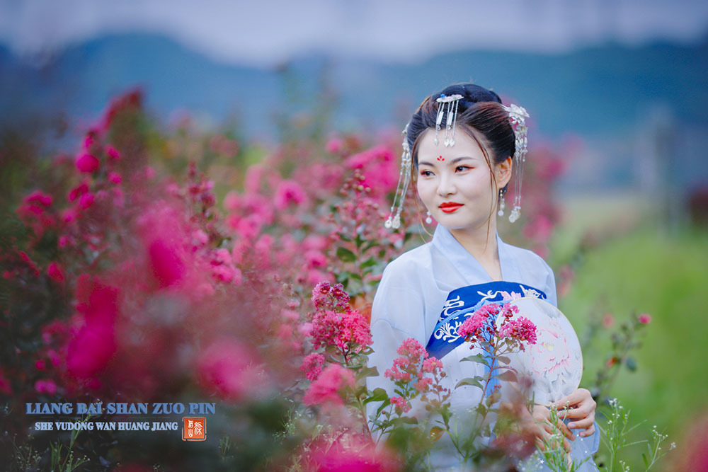 古装电视剧美女烈焰红唇高盘发髻手持罗扇唯美写真  第1张