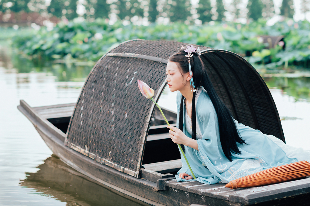 高清古装美女青衣罗裙妖娆身姿荷塘戏水唯美写真  第3张