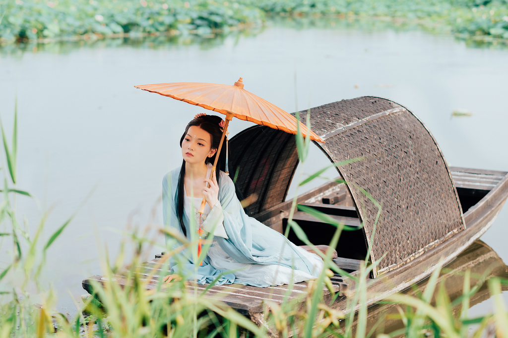 高清古装美女青衣罗裙妖娆身姿荷塘戏水唯美写真  第4张