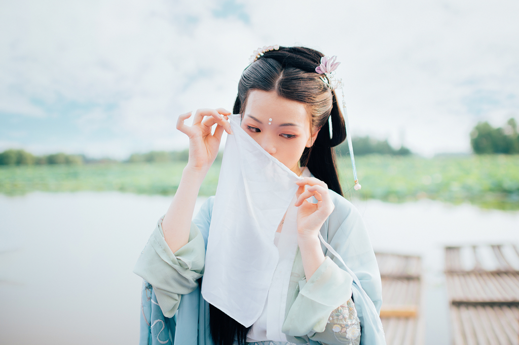 高清古装美女青衣罗裙妖娆身姿荷塘戏水唯美写真  第9张