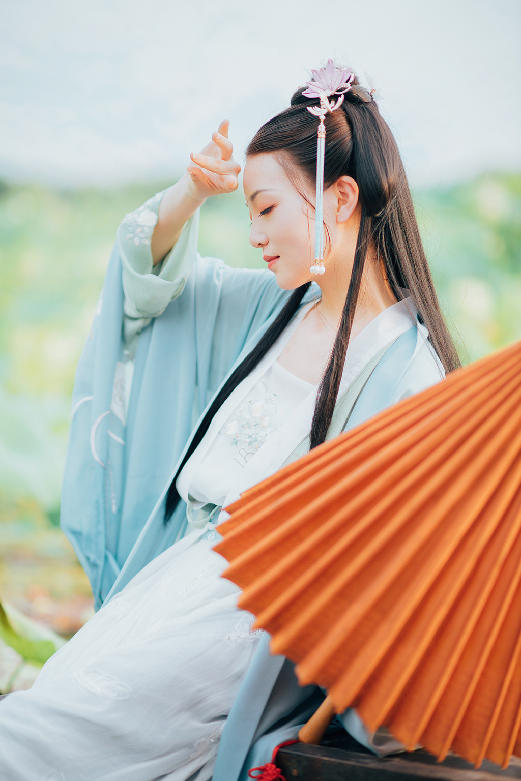 高清古装美女青衣罗裙妖娆身姿荷塘戏水唯美写真  第10张