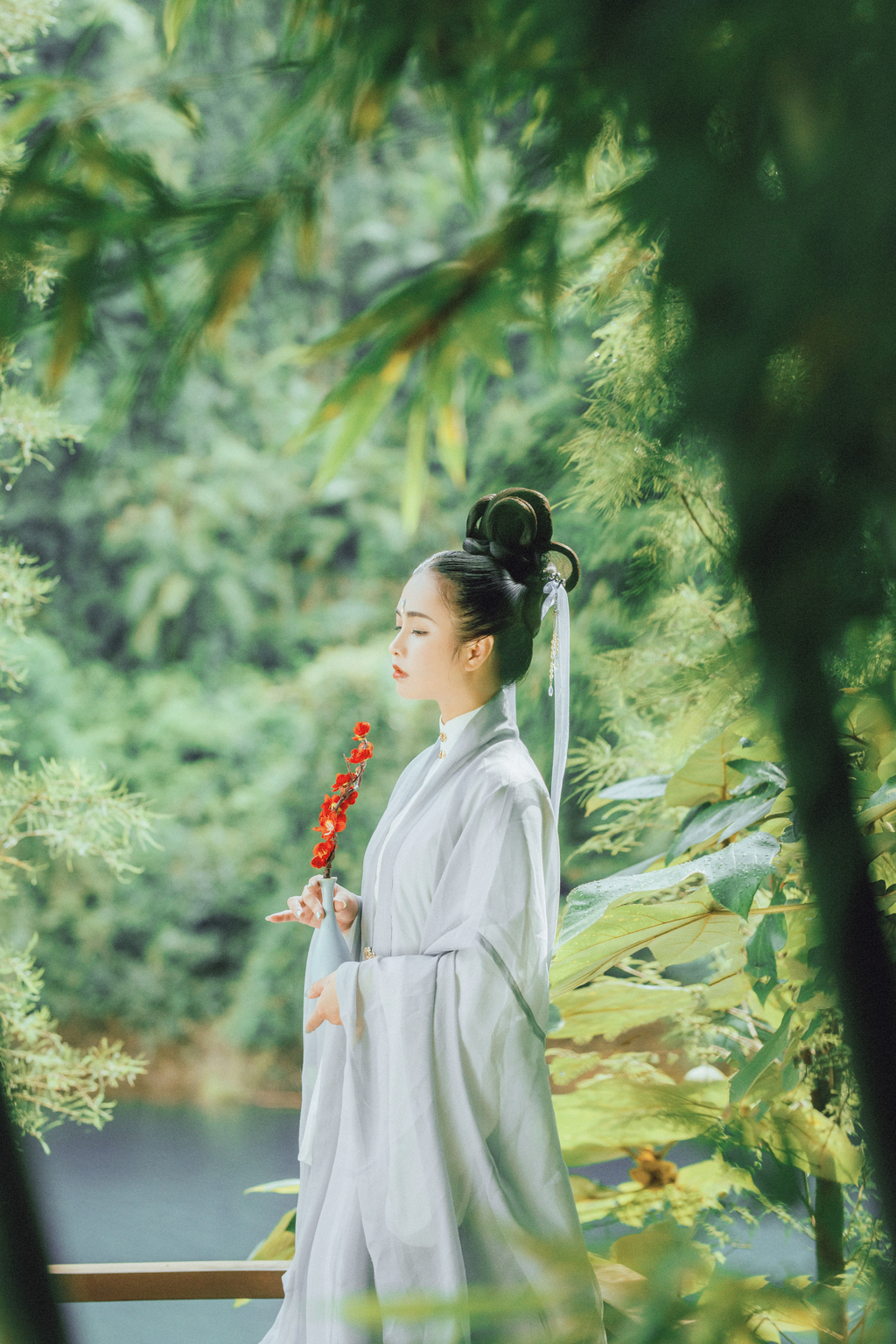 高清古装美女素色长衣高盘发髻窈窕身姿户外写真  第1张