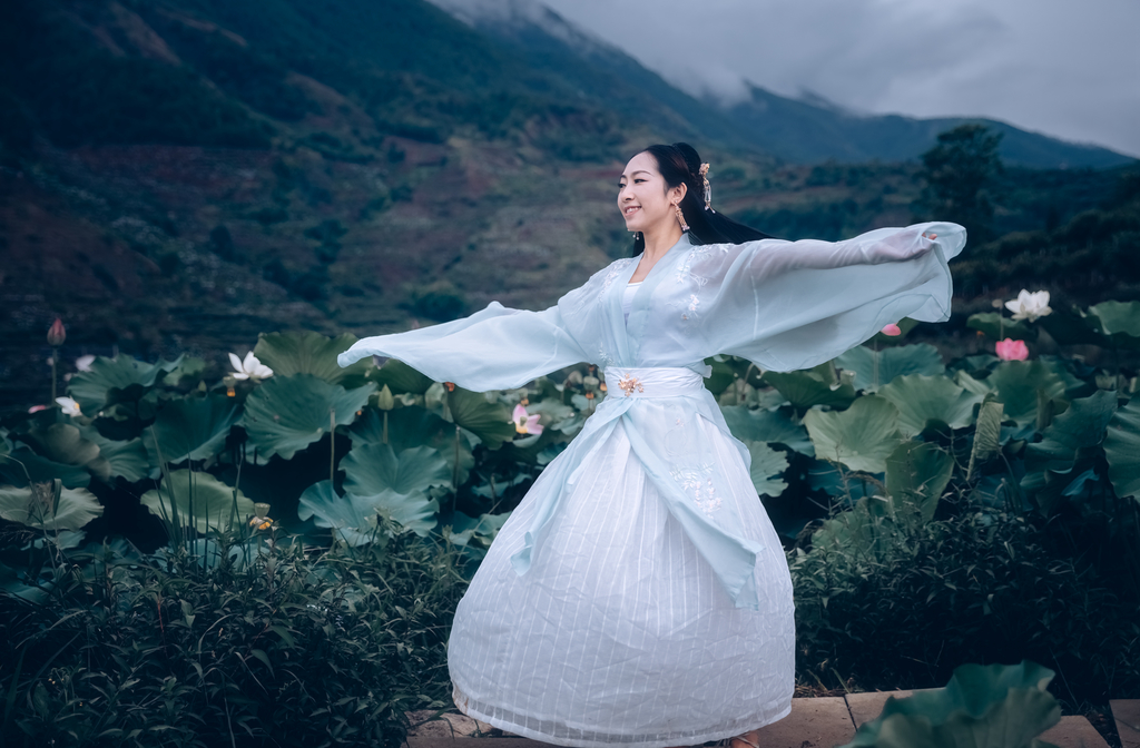 古装电视剧美女长发及腰青衣罗裙翩翩起舞唯美写真  第6张