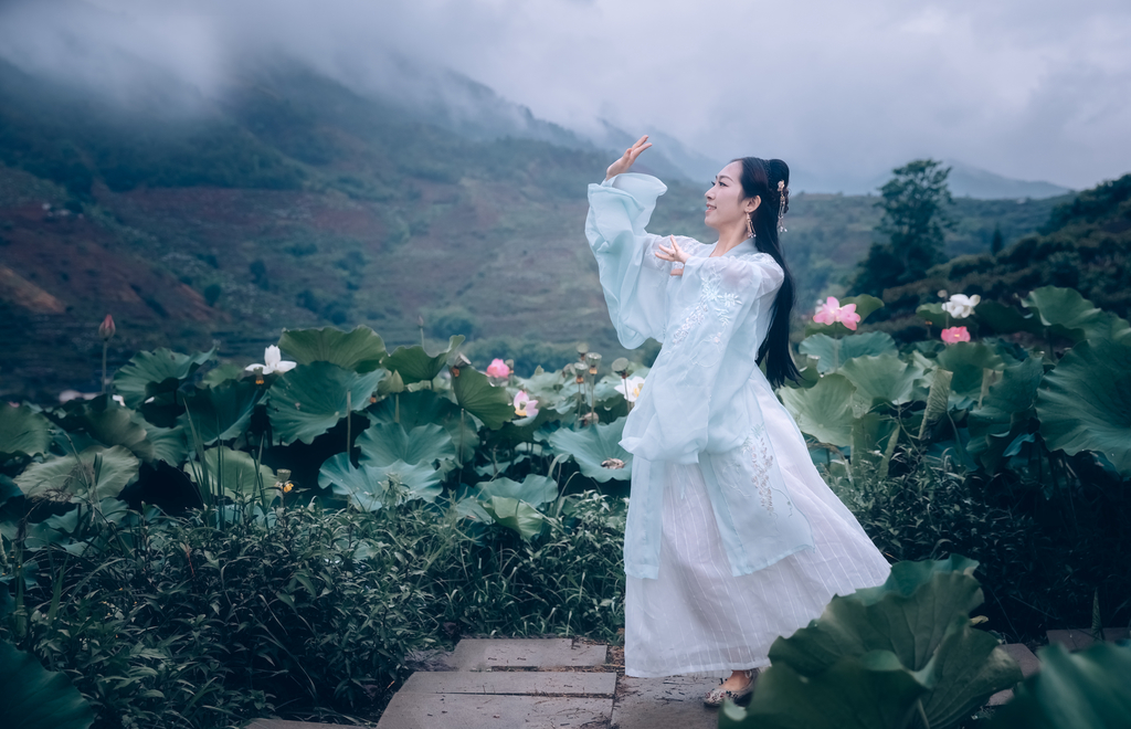 古装电视剧美女长发及腰青衣罗裙翩翩起舞唯美写真  第7张