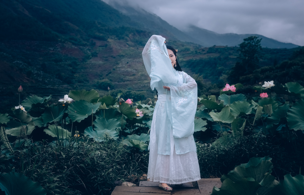 古装电视剧美女长发及腰青衣罗裙翩翩起舞唯美写真  第9张