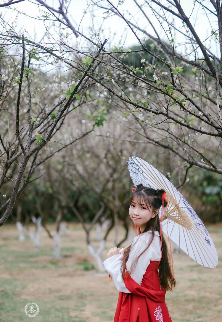 可爱古装美少女户外童颜无邪自然养眼写真  第6张