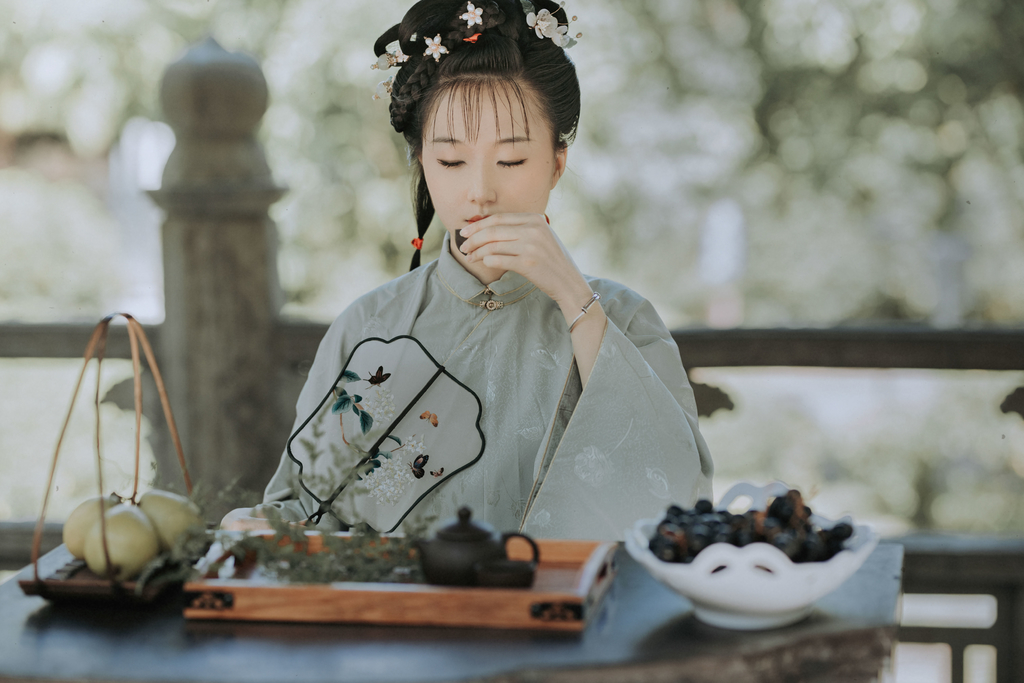 零零后美女庭院深深唯美写意汉服古风摄影写真  第8张