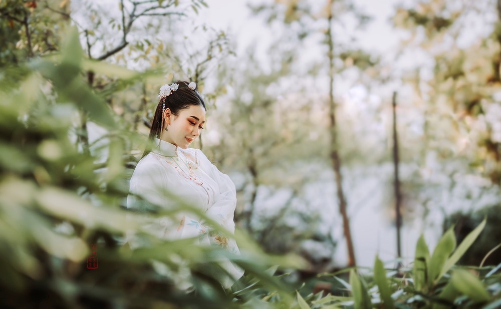 身着古装汉服的温婉美人气质纤尘不染唯美古风摄影图片  第1张