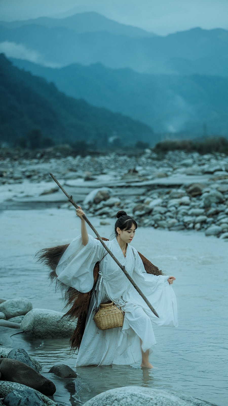 古装侠女绿水青山慵懒唯美漂亮古风摄影图片  第11张