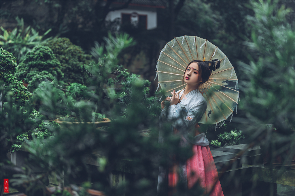 长得小家碧玉的漂亮女人气质冷艳完美古风摄影图片  第7张