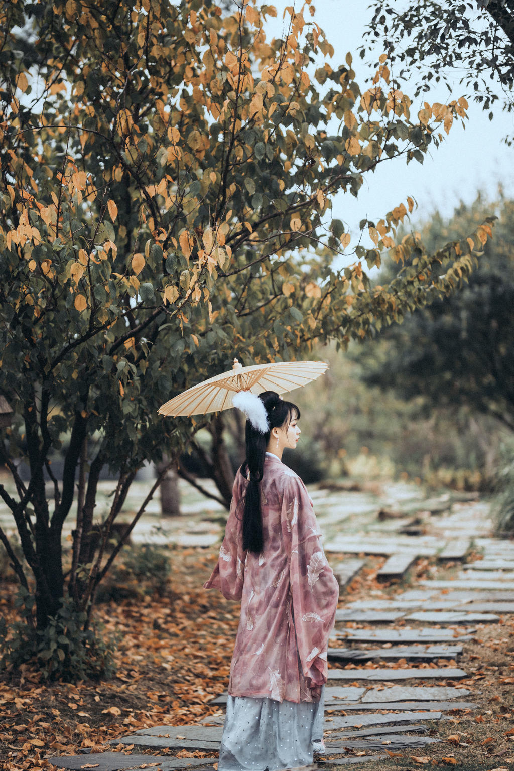 气质优雅大方的汉服女孩户外养眼古装摄影图片