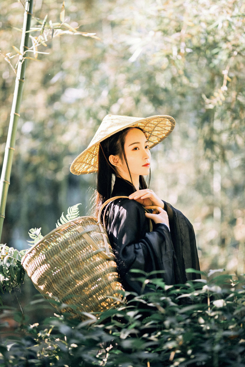 英姿飒爽的禁欲系女道士竹林里冷淡清幽古装摄影图集  第6张