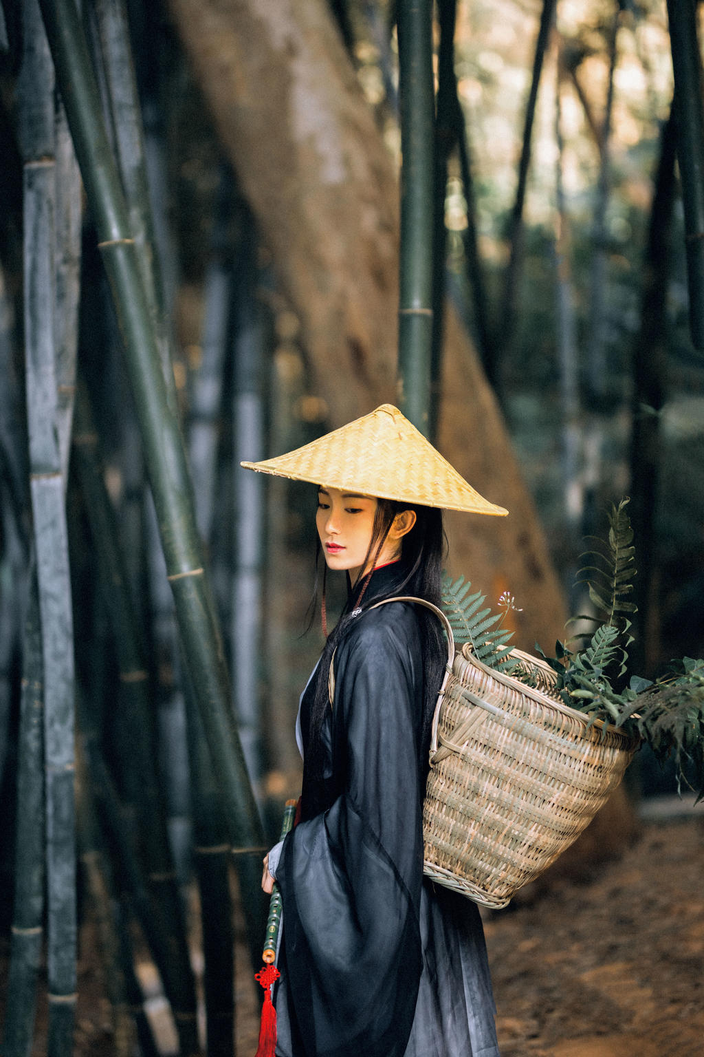 英姿飒爽的禁欲系女道士竹林里冷淡清幽古装摄影图集  第7张