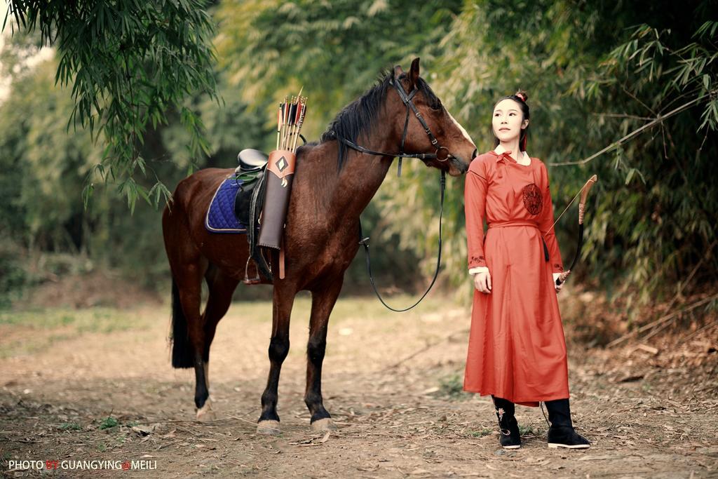 英姿飒爽的巾帼美女马背上打天下养眼古风摄影图片  第14张