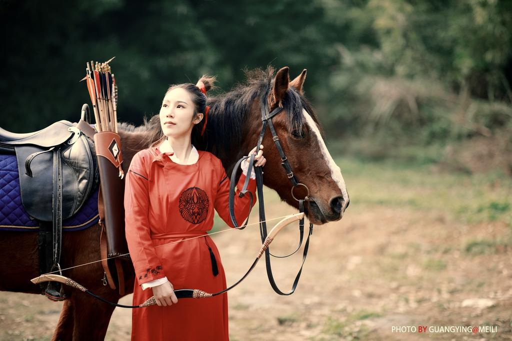 英姿飒爽的巾帼美女马背上打天下养眼古风摄影图片  第16张