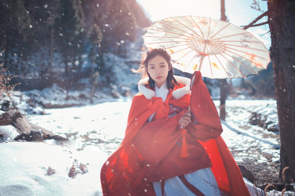 森系美女冬日户外雪地里拍摄唯美古风摄影图片  第6张